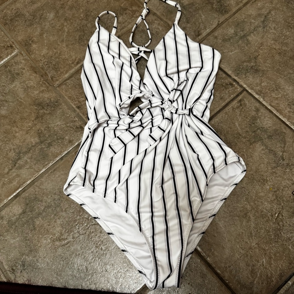 Cupshe one piece swimsuit white and back size M